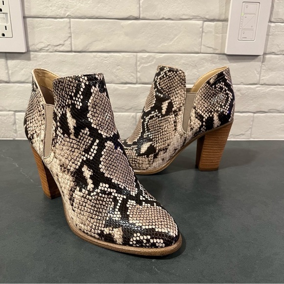 Vince Camuto sz 8 Famhida snakeprint ankle booties - Picture 1 of 14
